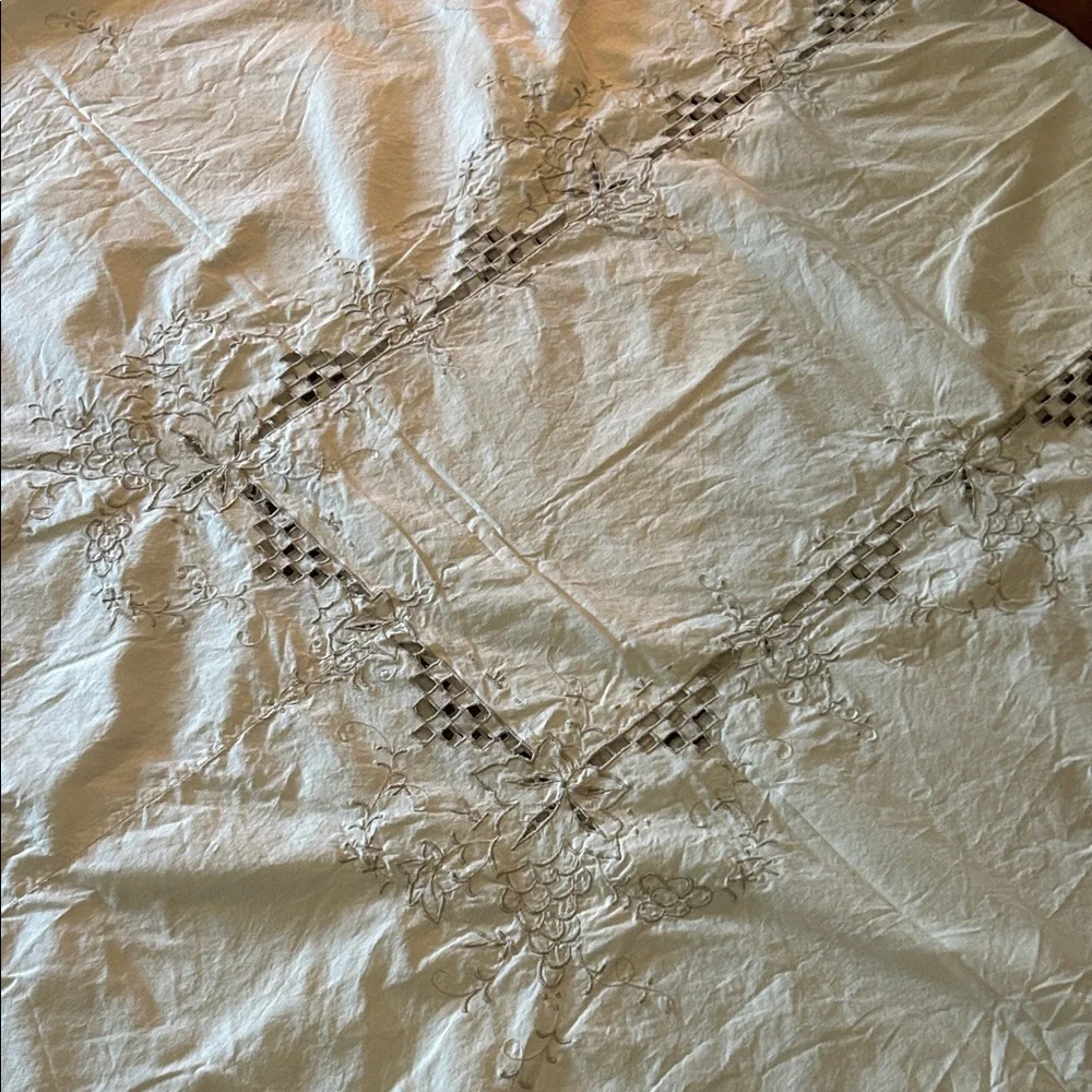 Embroidered Tablecloth and Napkin set